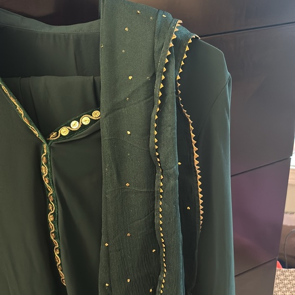 Gorgeous green and gold pant suit with dupatta. Never worn. - Picture 3 of 4